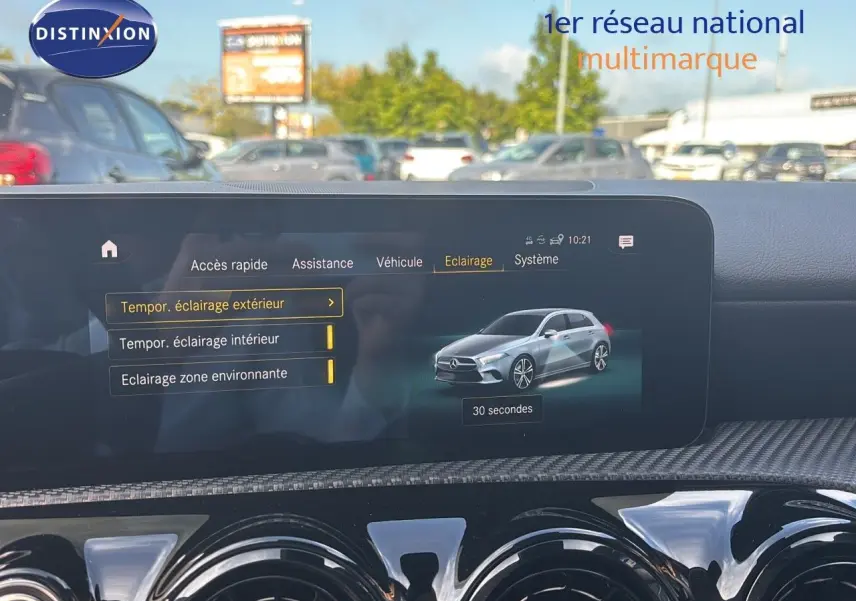 Écran central affichant les réglages d'éclairage d'une Mercedes Classe A 200D gris montagne, vue intérieure.