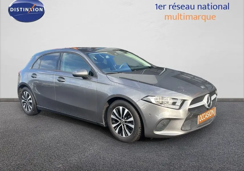 Mercedes Classe A 200D gris montagne métal en 3/4 avant droit, avec jantes alliage et calandre distinctive.