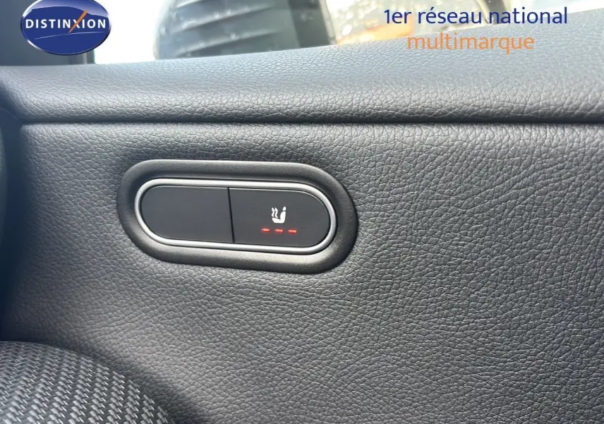 Bouton de siège chauffant en gros plan sur la garniture intérieure noire d'une Mercedes Classe A 200D 2021.