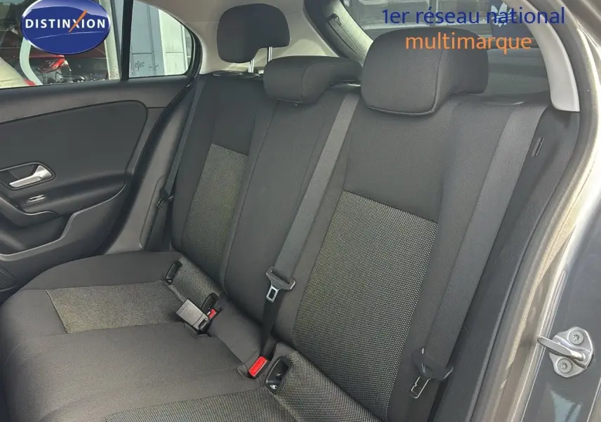 Vue intérieure arrière montrant les sièges arrière gris foncé et tissu contrasté d'une Mercedes Classe A 200D 2021.