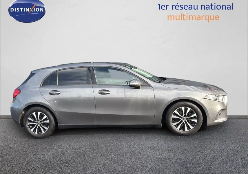 Mercedes Classe A 200D gris montagne metal vue de profil côté gauche sur fond neutre, jantes alliage visibles.