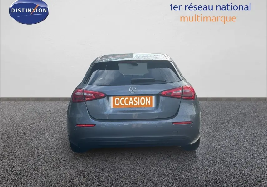 Vue arrière d'une Mercedes Classe A 200D gris montagne métal, avec feux arrière allumés et plaque "OCCASION" visible.