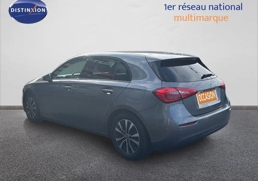 Vue 3/4 arrière droite d'une Mercedes Classe A 200D Business Solution gris montagne métallisé avec jantes alliage et hayon fermé.