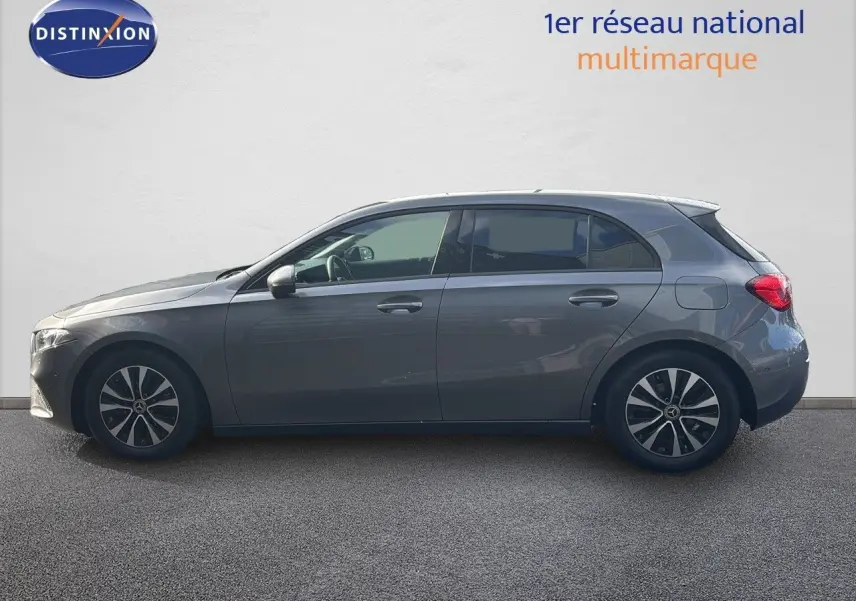 Profil côté gauche d'une Mercedes Classe A 200D gris montagne métal, avec jantes alliage et vitres teintées.