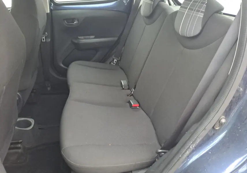 Vue intérieure côté droit des sièges arrière noirs avec appuie-têtes à motifs sur une Peugeot 108 bleu 2016.