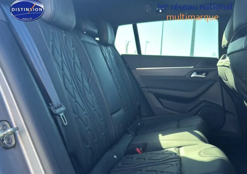 Vue latérale intérieure montrant les sièges arrière en cuir noir avec surpiqûres du Peugeot 508 SW Hybrid 225 gris artense.