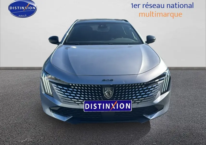 Vue frontale d'une Peugeot 508 SW Hybrid 225 GT gris artense avec calandre chromée et phares LED distinctifs.