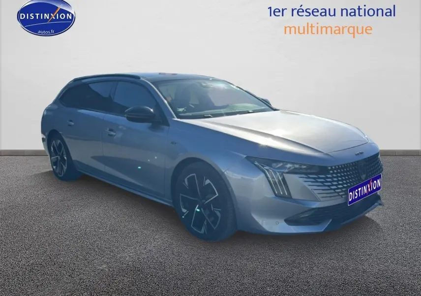 Peugeot 508 SW Hybrid gris artense en 3/4 avant droit avec calandre chromée et jantes alu noires.