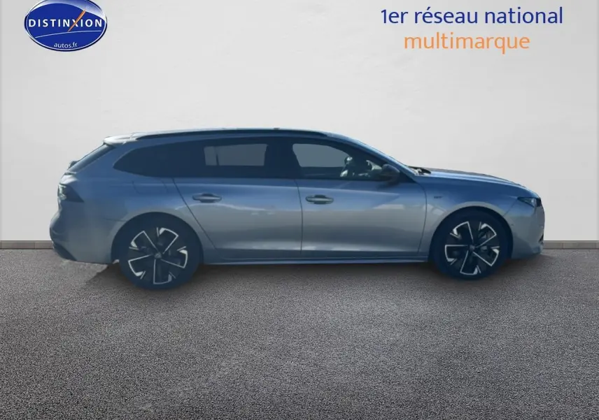 Peugeot 508 SW Hybrid gris artense vue de profil côté gauche, jantes alliage et vitres teintées visibles.