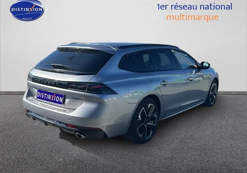 Peugeot 508 SW Hybrid gris artense vue 3/4 arrière droit avec jantes alu et vitres surteintées.