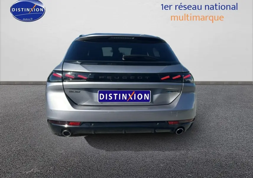 Vue arrière d'une Peugeot 508 SW Hybrid 225 gt e-eat8 gris artense avec feux LED et double sortie d'échappement.