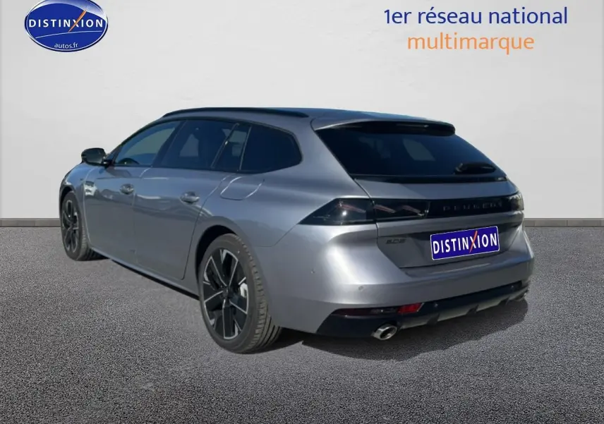 Peugeot 508 SW Hybrid gris artense vue 3/4 arrière droit, jantes alu noires et vitres surteintées.