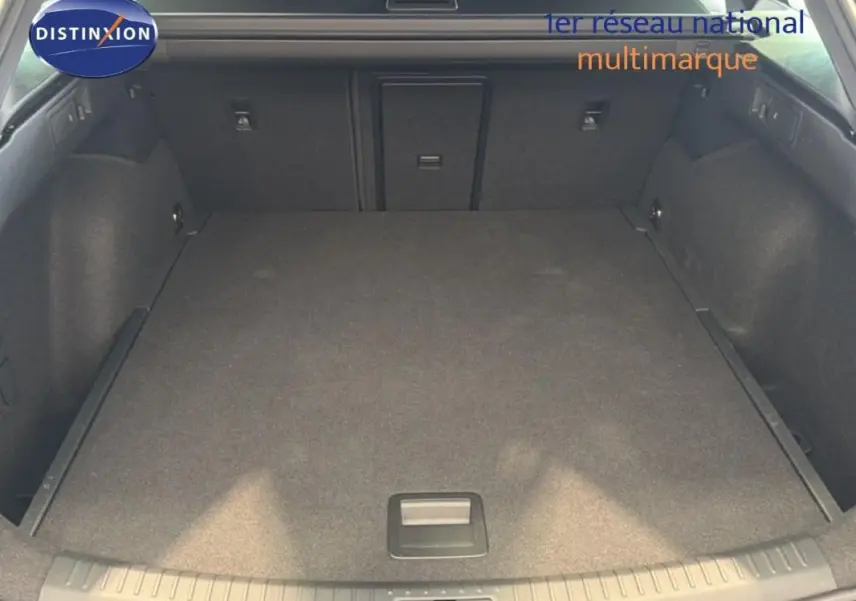 Coffre spacieux de la CUPRA Leon ST gris vu de l'arrière, montrant le plancher plat et le cache-bagages fermé.