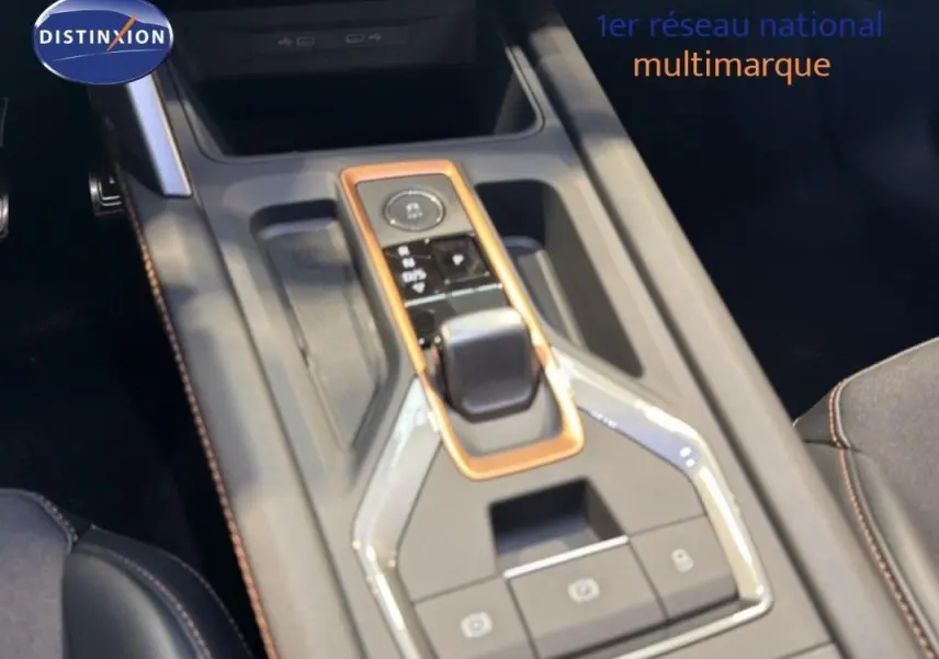 Vue rapprochée de la console centrale grise du CUPRA Leon ST 2025 avec levier de vitesse et finitions cuivrées.