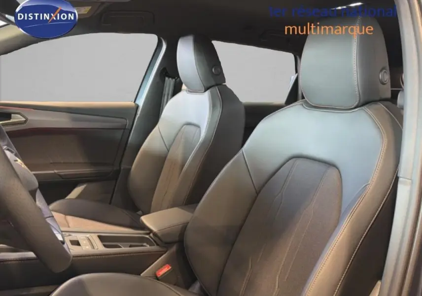 Vue intérieure côté conducteur et passager avant de la CUPRA Leon ST gris avec sièges en cuir et console centrale.