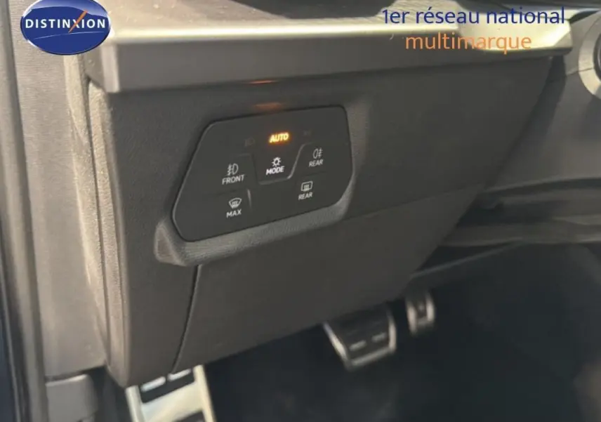 Détail du tableau de bord côté gauche avec commandes d’éclairage automatiques sur CUPRA Leon gris 2025.