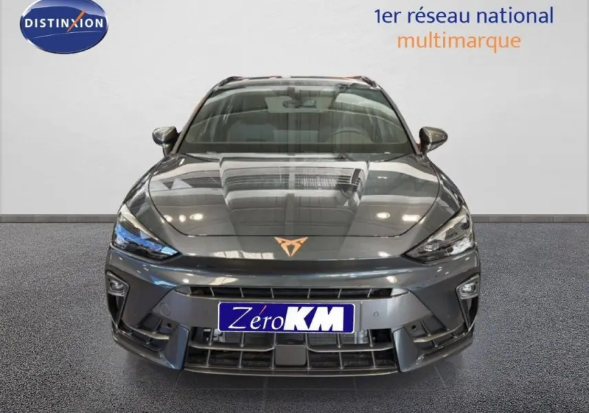 Vue avant d'une CUPRA Leon ST gris métallisé avec calandre marquée et logo cuivré visible sur le capot.