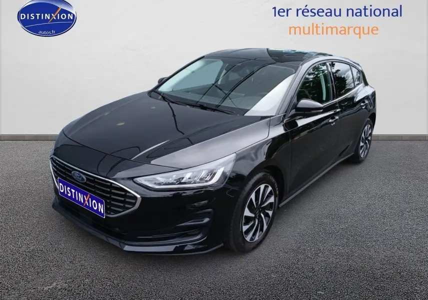 Ford Focus 2024 noir Agate métallisé vue 3/4 avant droit avec calandre chromée et jantes stylisées.