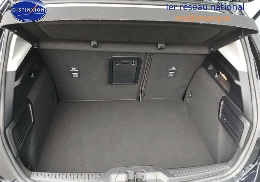 Coffre ouvert vu de l'arrière d'une Ford Focus 2024 noir Agate métallisé, montrant un espace de chargement propre et spacieux.