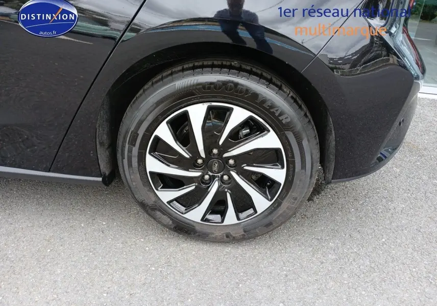 Gros plan sur la roue arrière droite noire Agate métallisé d'une Ford Focus 2024 avec jante alliage bicolore.