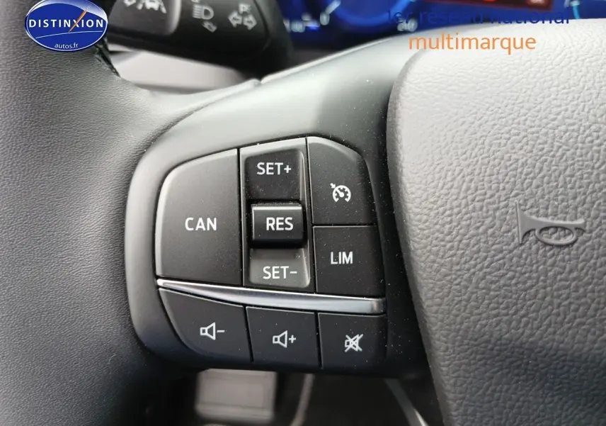 Gros plan sur les commandes multifonctions à gauche du volant cuir noir de la Ford Focus 2024.