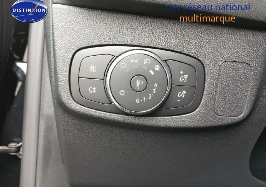 Gros plan sur la commande d’éclairage intérieure noire de la Ford Focus 2024 côté gauche du tableau de bord.