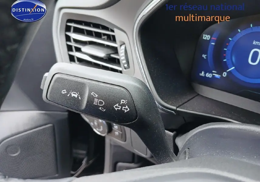 Détail du commodo gauche avec commandes d'aide à la conduite sur le tableau de bord noir d'une Ford Focus 2024.