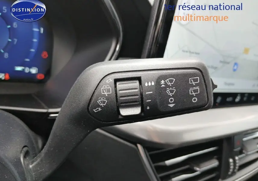 Gros plan sur la commande des essuie-glaces à gauche du volant dans l’habitacle d’une Ford Focus noire 2024.