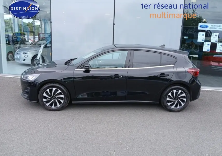 Profil côté gauche de la Ford Focus 2024 noir Agate métallisé avec jantes bicolores et vitres teintées.