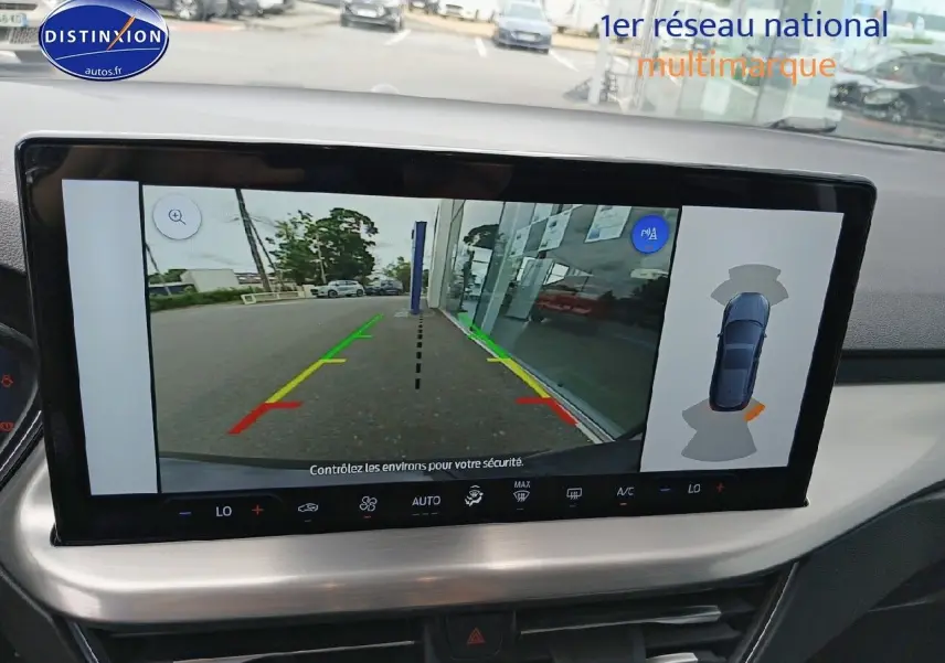 Écran tactile intérieur affichant la caméra de recul et l’aide au stationnement de la Ford Focus 2024 noir Agate.