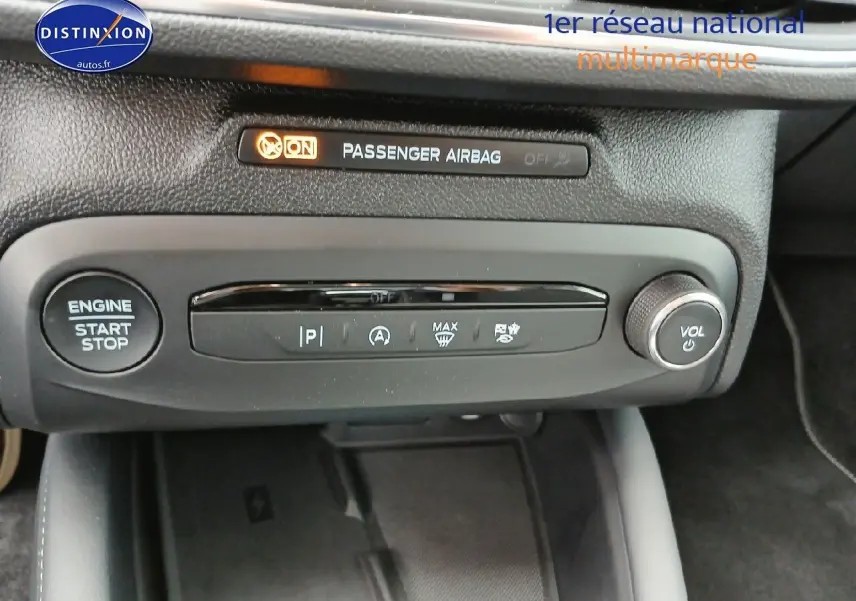 Détail du tableau de bord noir de la Ford Focus 2024 avec bouton start/stop et commandes de climatisation.