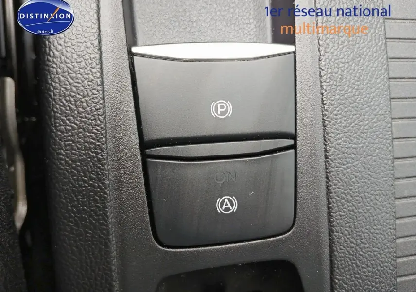 Gros plan sur les commandes de frein à main électrique et arrêt automatique dans l'habitacle d'une Ford Focus noir Agate 2024.