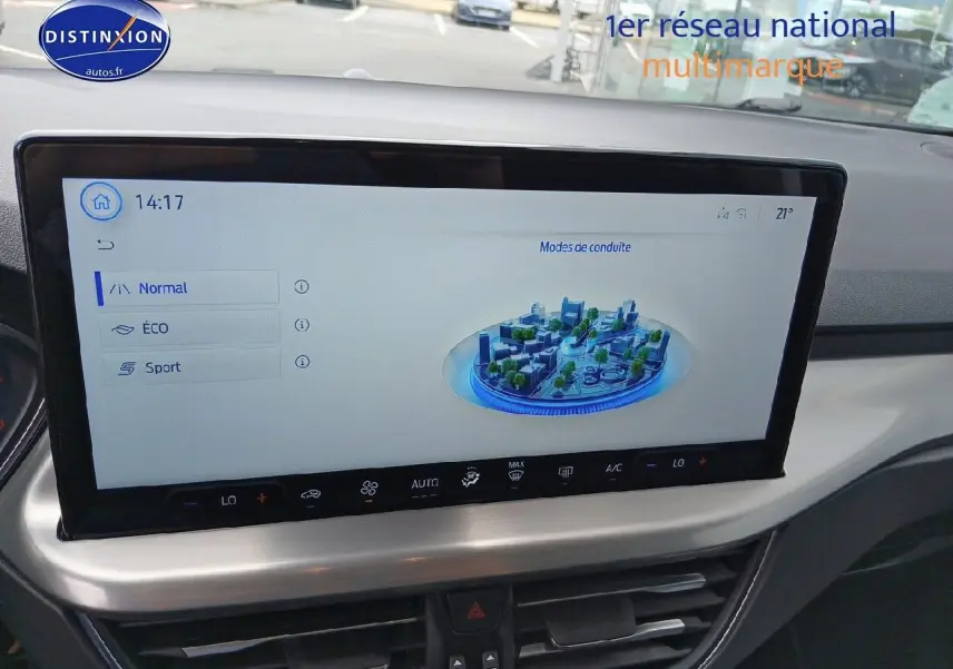 Écran tactile central affichant les modes de conduite dans l’habitacle d’une Ford Focus 2024 noir Agate.