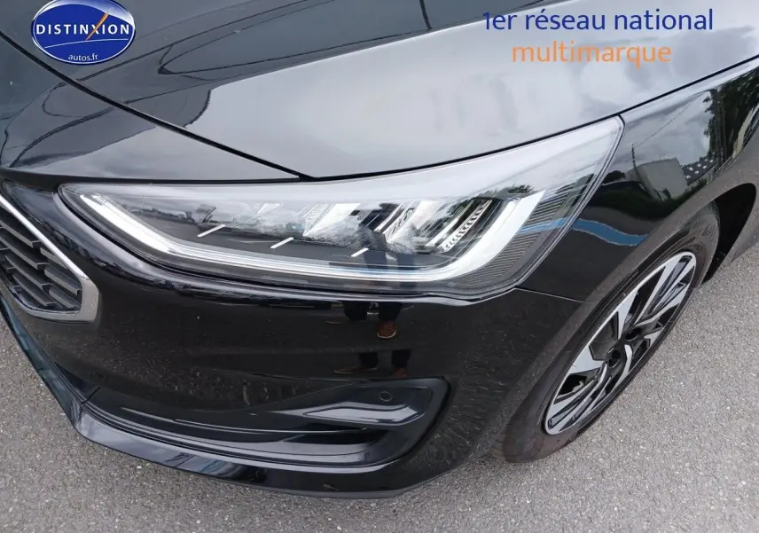 Gros plan sur l'avant droit noir métallisé de la Ford Focus 2024 avec phares LED et jante alliage.