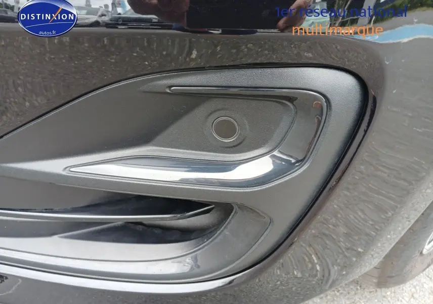 Gros plan sur la prise de recharge côté droit d'une Ford Focus 2024 noir Agate métallisé.