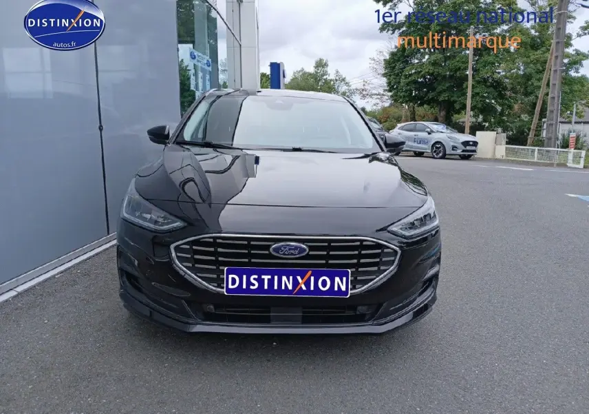 Vue avant d'une Ford Focus 2024 noir Agate métallisé avec calandre chromée et phares LED allumés.