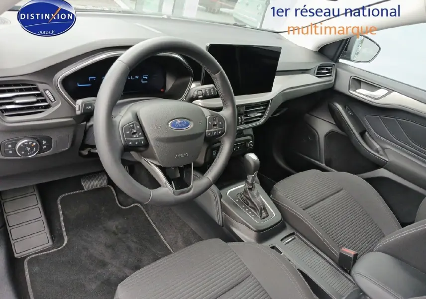 Vue intérieure avant droite de la Ford Focus 2024 Titanium X Business avec volant cuir et console centrale noire.