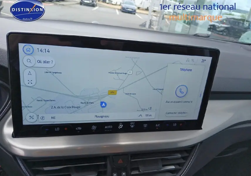 Écran tactile central du tableau de bord de la Ford Focus 2024, affichant la navigation GPS et les commandes climatiques.