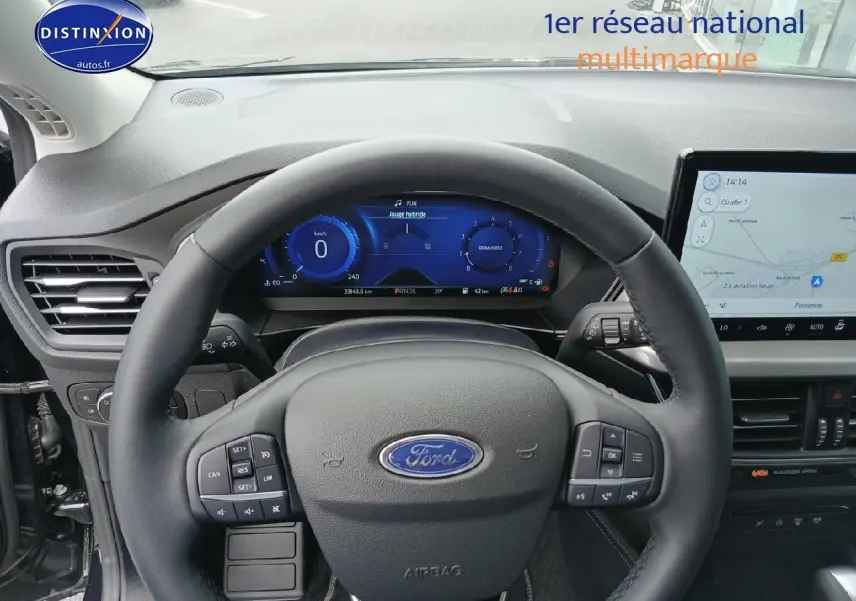 Vue intérieure centrée sur le volant cuir multifonction et tableau de bord numérique de la Ford Focus 2024 noir Agate métallisé.