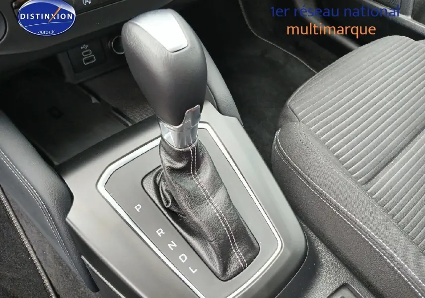 Le levier de vitesse automatique en cuir noir de la Ford Focus 2024, vue rapprochée de la console centrale.