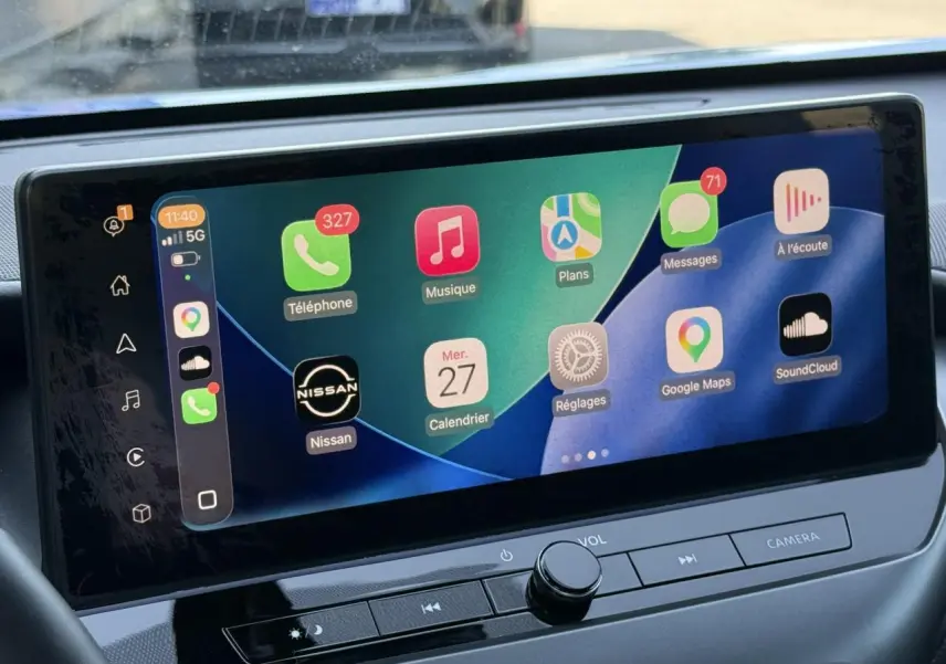 Écran tactile central du Nissan Juke 2025 montrant l'interface Apple CarPlay avec plusieurs applications visibles.