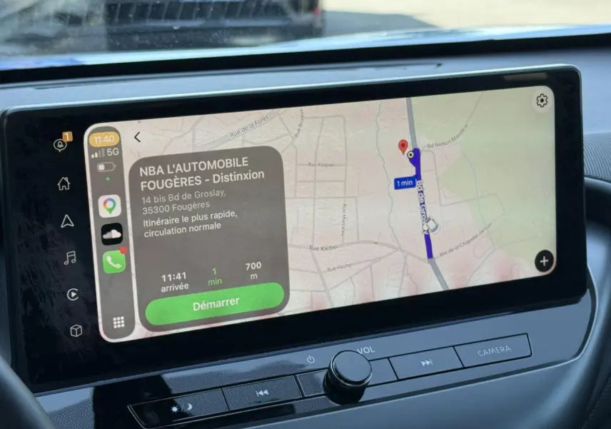 Écran tactile 12,3'' du Nissan Juke DIG-T 114 N-Connecta affichant la navigation GPS en intérieur noir.