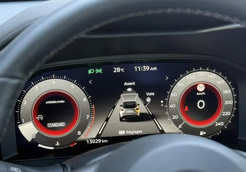 Vue rapprochée du combiné d'instruments digital du Nissan Juke 2025, affichant la vitesse et le régime moteur.