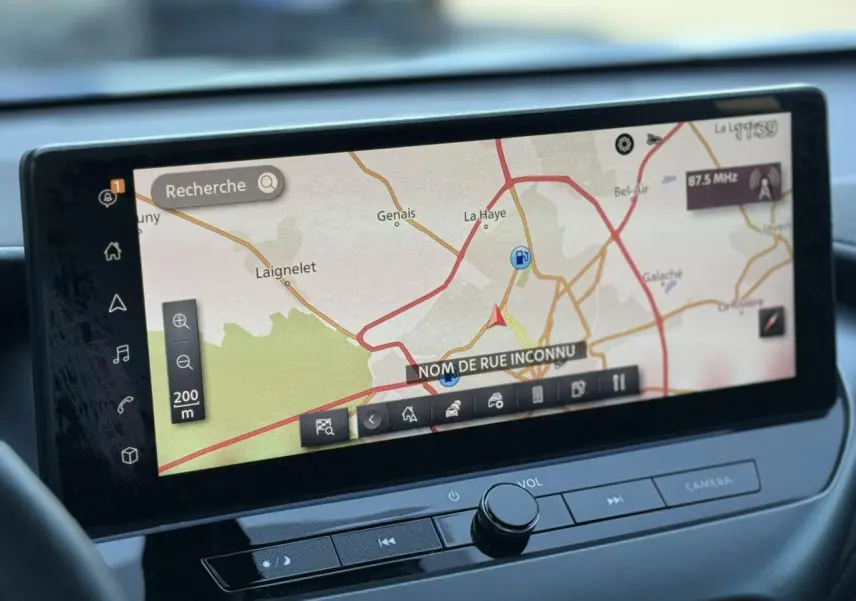 Écran tactile GPS 12,3 pouces du Nissan Juke 2025, vue rapprochée du tableau de bord intérieur.