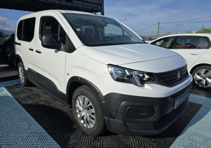 Peugeot Rifter blanc banquise en 3/4 avant droit, avec protections noires sur pare-chocs et bas de caisse.