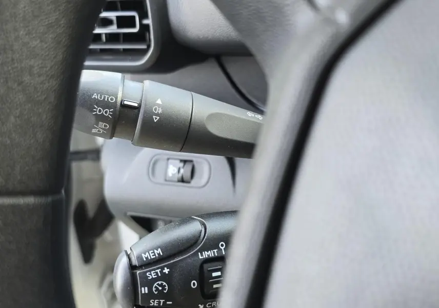 Gros plan sur les commandes au volant du Peugeot Rifter 2021, avec boutons de régulateur et limiteur de vitesse.