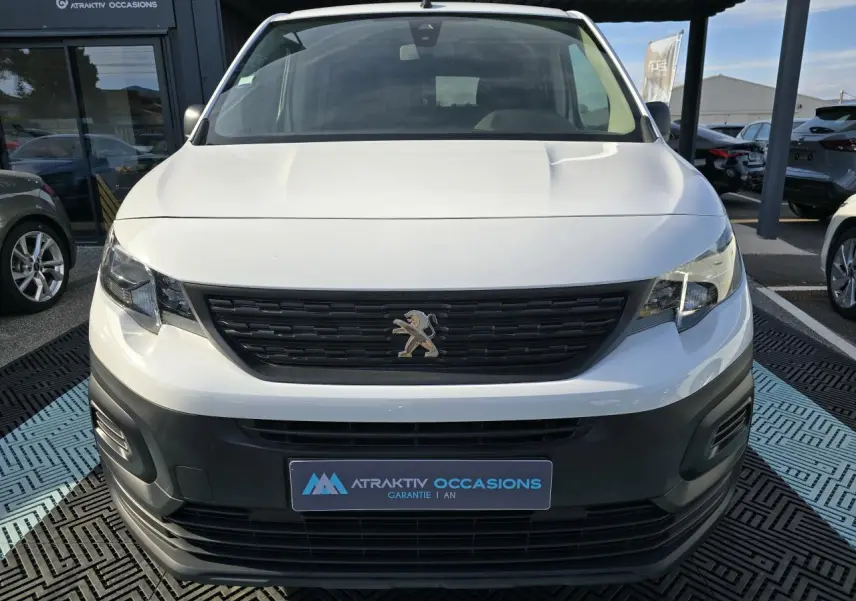 Vue frontale d'un Peugeot Rifter 1.5 BlueHDi blanc Banquise avec calandre noire et logo lion central.