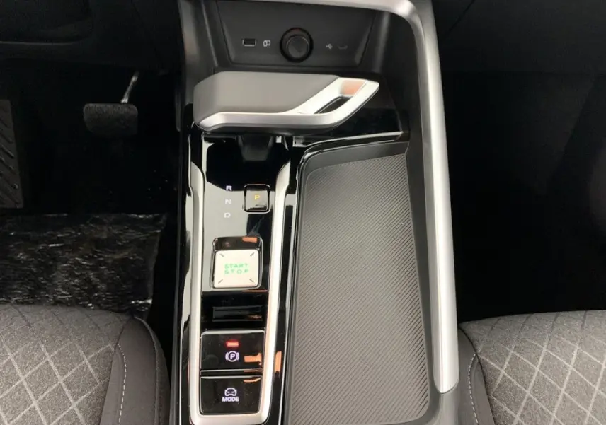 Vue plongeante sur la console centrale du MG ZS 1.5 L HYBRID+ 197CH 2026 avec boîte auto et bouton start/stop.