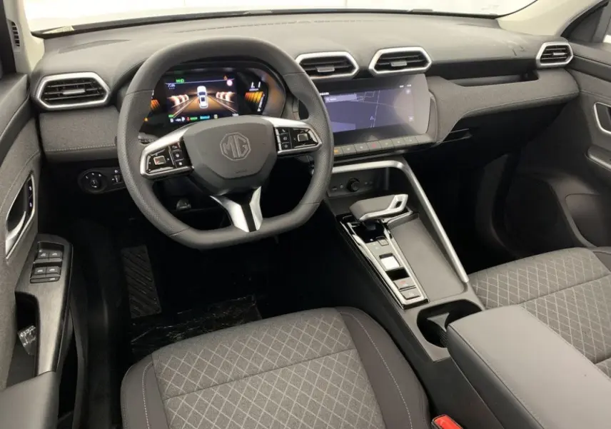 Vue intérieure du poste de conduite du MG ZS 1.5 L HYBRID+ 2026, avec tableau de bord numérique et console centrale moderne.