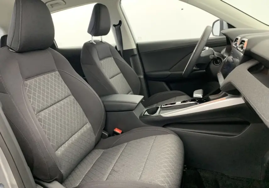 Intérieur du MG ZS 2026 vu côté droit, sièges tissu gris à motifs losanges et console centrale moderne.